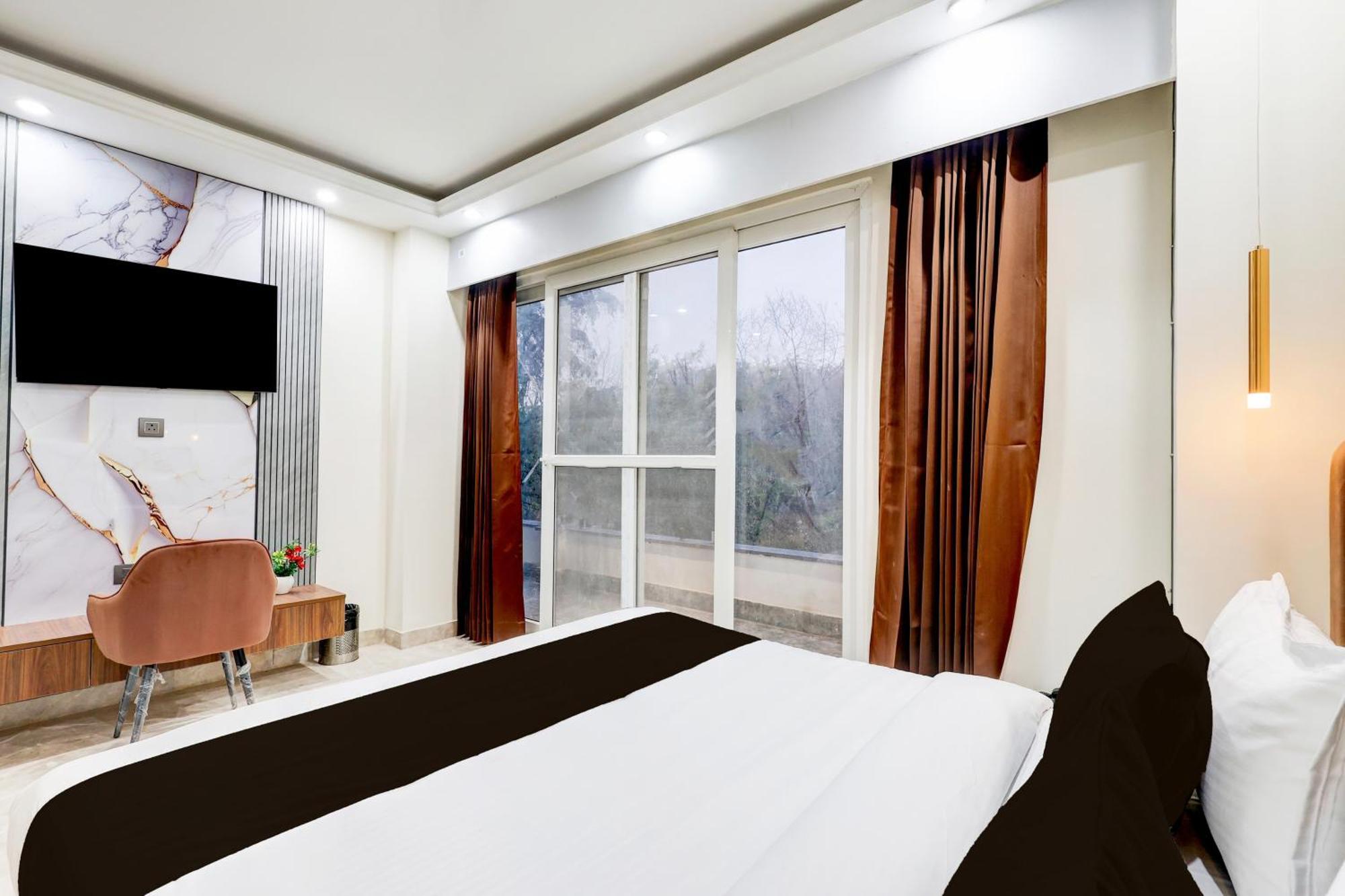 Super Hotel O Sector 43 Гургаон Екстериор снимка